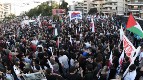 هتف آلاف المتظاهرين بقوة خارج السفارة الإسرائيلية لوقف المذبحة التي ترتكبها الدولة القاتلة